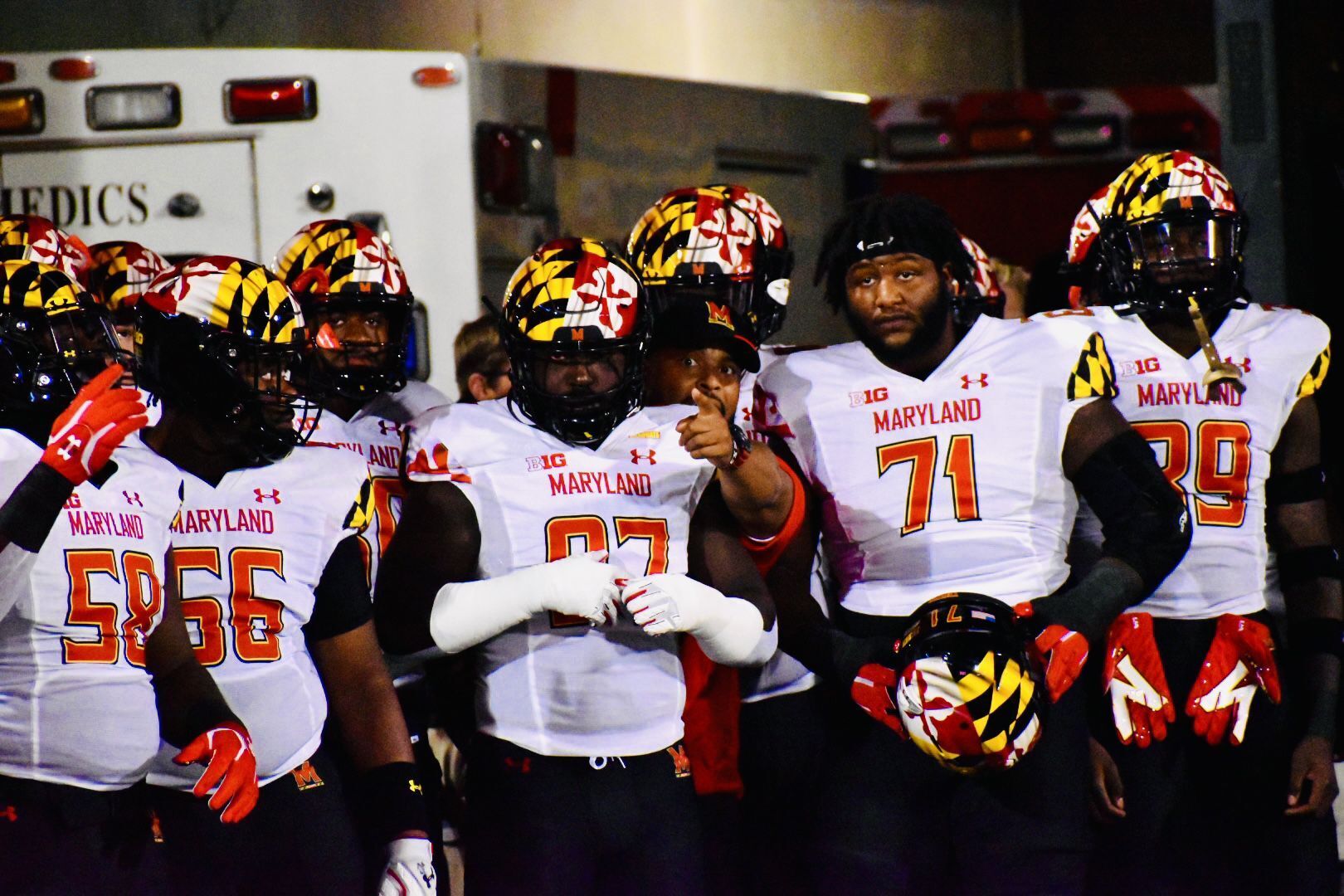 PHOTOS: Illinois warms up against Maryland